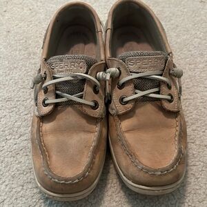 Woman’s sperry size 7